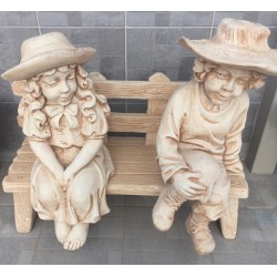 Statua PANCHINA BIMBI CON CAPPELLO 